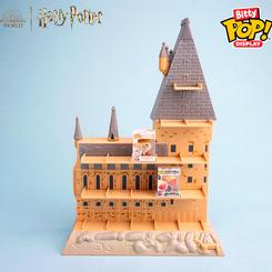 Convierte tu rincón mágico en el corazón de Hogwarts con este expositor Bitty POP de vinilo de 25 cm, diseñado fielmente como el icónico castillo de la saga. Incluye dos figuras exclusivas: Albus Dumbledore y Luna Lovegood